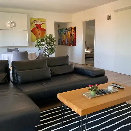 Charmante 100 Qm شقة